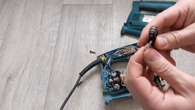 Как поменять ролик на электролобзике Makita 4324 смотреть онлайн