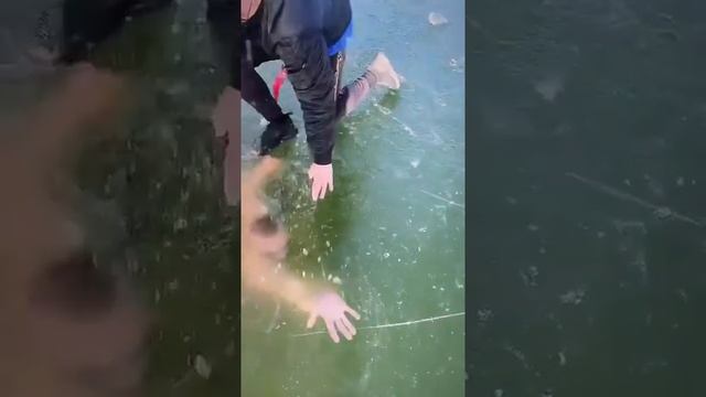 Чуть не утонул ?? смотреть онлайн