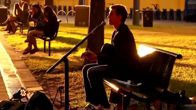 YELLOW - COLDPLAY STREET COVER ► Melbourne Street Music, Australia смотреть онлайн