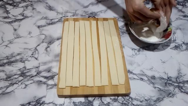 Цветочки из слоеного теста с ананасом?и яблоком? смотреть онлайн