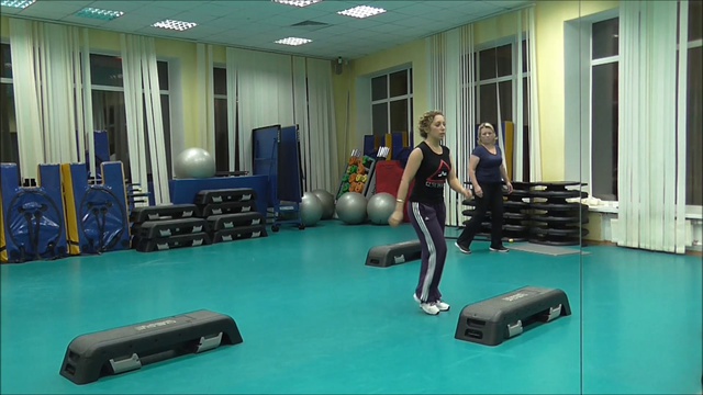 степ интервал, степ аэробика, тренировка по фитнесу, тренировка по аэробике,