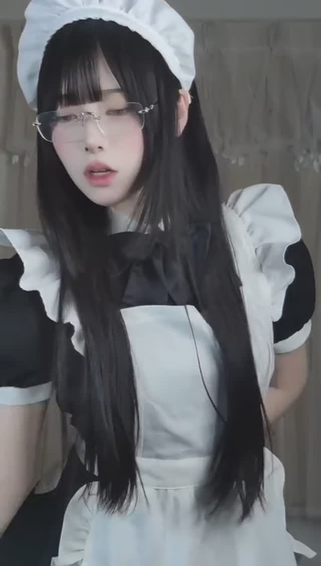 Милая азиатка танцует в костюме горничной смотреть онлайн