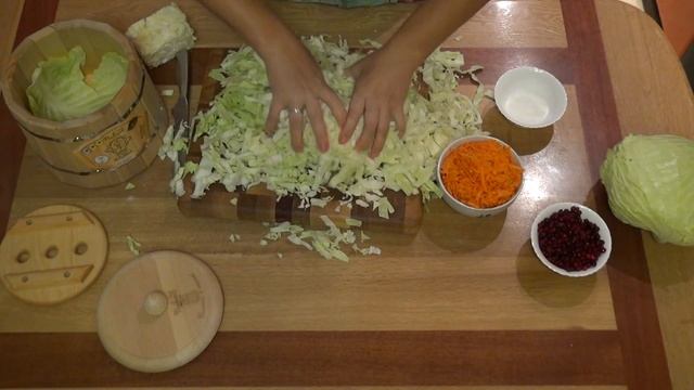 Солим капусту в кедровой кадке!
