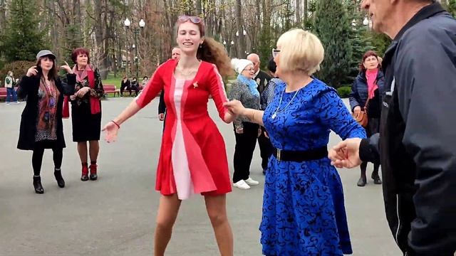 ДЕВОЧКА-УМНИЧКА! ТАНЦЫ В ПАРКЕ ? ХАРЬКОВ АПРЕЛЬ 2023 UKRAINE смотреть онлайн