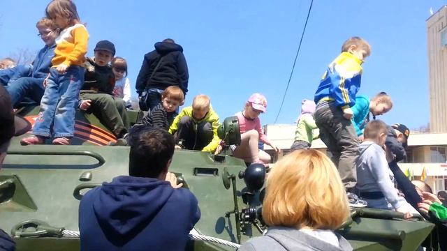 Дети облепили военную технику в Хабаровске 1 смотреть онлайн