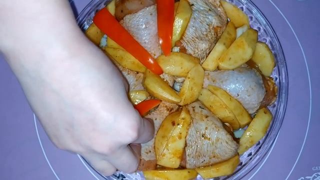 ПОТРЯСАЮЩЕЕ ОСНОВНОЕ БЛЮДО! Куриные голени и бедра с овощами под слоеным тестом. #основноеблюдо смотреть онлайн