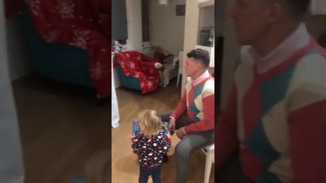 Ждём деда Мороза с подарками.Что подарит Дед Мороз?дед мороз принёс iPhone смотреть онлайн