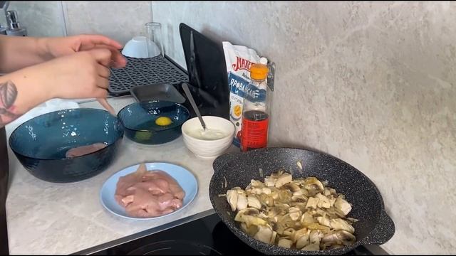 Готовлю УЖИН для семьи / Курица в сметане с шампиньонами / Куриные отбивные смотреть онлайн