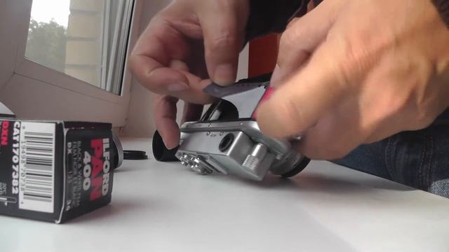 Советский дальномерный фотоаппарат Зоркий 4, как зарядить фотоплёнку. смотреть онлайн