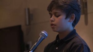 Мальчик читает коран очень красиво,  До конца послушайте.