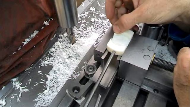 Фрезерование паза по осевой на цилиндрической детали смотреть онлайн
