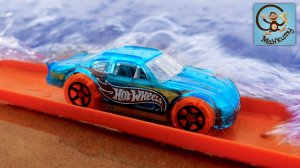 Милан и Папа играют в машинки Hot Wheels трассу для машинок в песке и воде. МанкиТайм