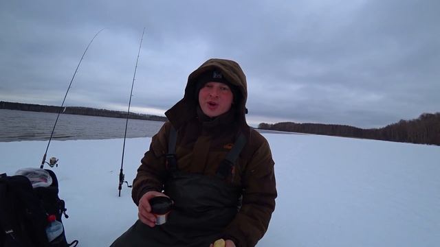 Рыбалка в апреле.Ловля на спиннинг весной.Первая рыбалка на спиннинг.Последний лед.Ловля щуки весно смотреть онлайн