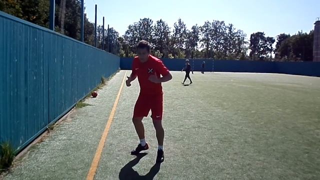 Игра в отборе 1 в 1: действия защитника против нападающего / Отбор мяча в футболе