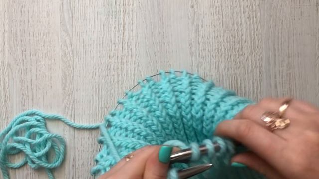 Шапка из толстой пряжи спицами смотреть онлайн