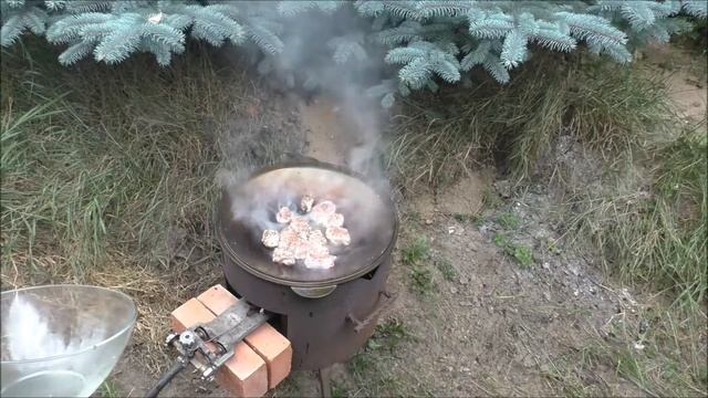 Медальоны из свиной вырезки, картошка по-деревенски и баклажаны с луком жаренные на курдюке. смотреть онлайн