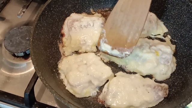 Жарим замороженное филе рыбы в кляре. Очень аппетитно.