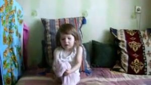 Ребенок учится надевать колготки