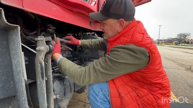 Установка новых аккумулятор ных батарей на Volvo Vnl