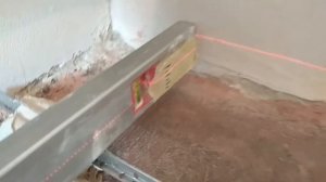 Выставляем маяки на пол.