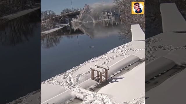 Фура рухнула с моста