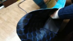 Перетяжка дверных карт Volkswagen Golf 4. Дизайн - соты...