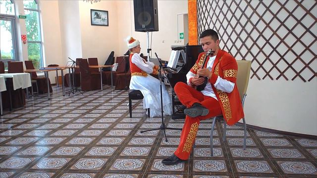 Даурен Бектурсинов и Дарья Петрова. Музыканты культурного центра Курмангазы Сагырбаева.
