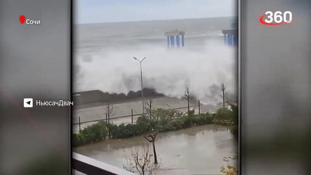 Видео 9 метровые волны смывают жителей Сочи в Черное море смотреть онлайн
