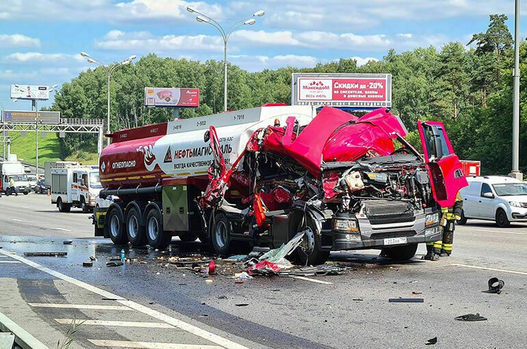 Загорелся бензовоз. Авария на МКАДЕ сегодня. Москва. смотреть онлайн