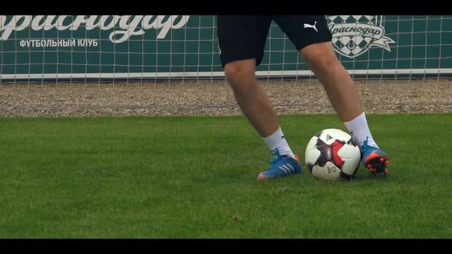 Блок III. Упражнение № 19. Перекат мяча «внутренняя-подошва-внешняя» (с подскоком) смотреть онлайн