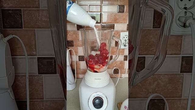 Смузи из банана, клубники и кефира. Просто вкусно и натурально. смотреть онлайн