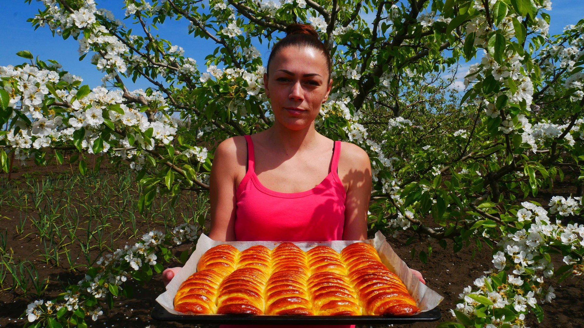 Булочки с вишней. Как приготовить начинку из замороженной вишни. Вкусные булочки с начинкой смотреть онлайн