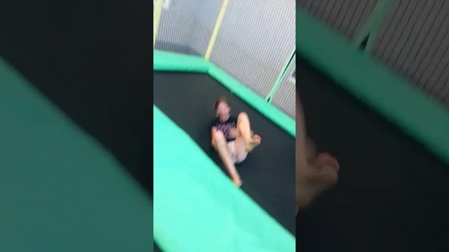 На батуте научилась делать кувырок смотреть онлайн