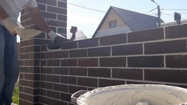 кладка забора !!!1 класс. белый шов!!!как ложить забор!!!клинкерный кирпич,brickwork, bricklayer, смотреть онлайн