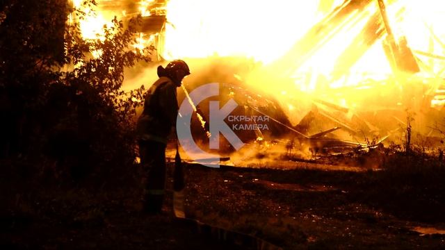 Сгорел заброшенный клуб на Широкой Речке смотреть онлайн