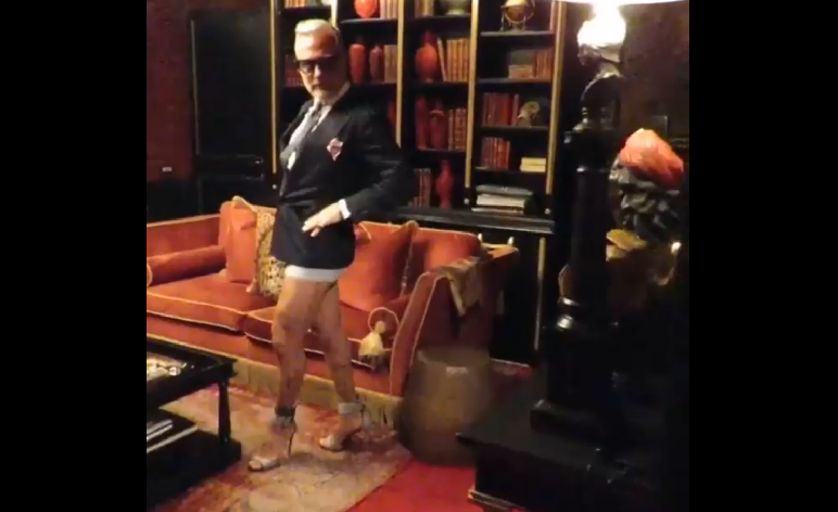 Танцующий миллионер на каблуках без штанов смотреть онлайн