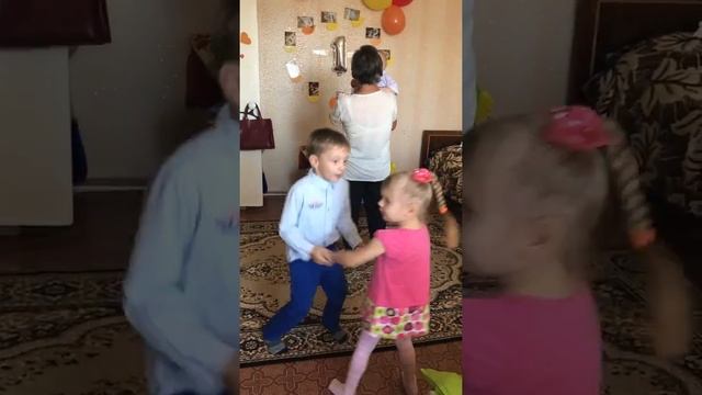 Танцы. Дети танцуют. День рождения. смотреть онлайн