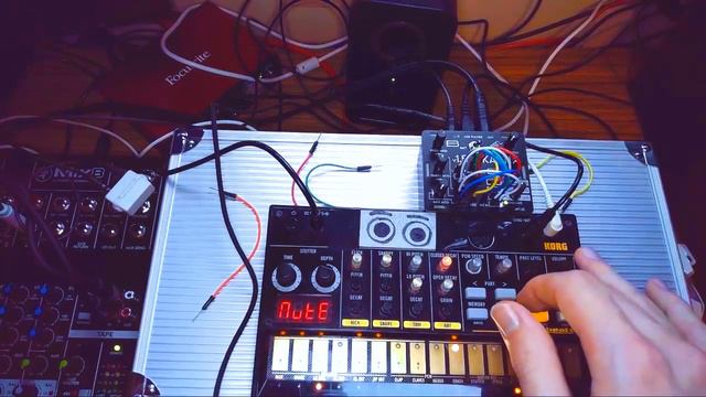 Bastl Kastle 1.5 & Volca Beats Sound Exploration смотреть онлайн