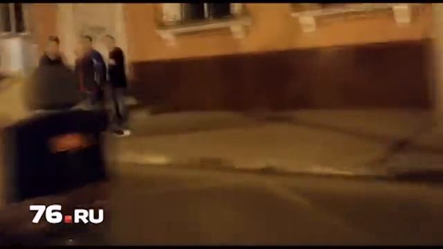 Мотоциклист с ведром на голове в центре Ярославля смотреть онлайн