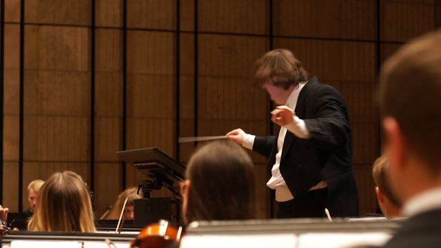 SIGNS · Main Titles & The Hand of Fate · Prague Film Orchestra смотреть онлайн