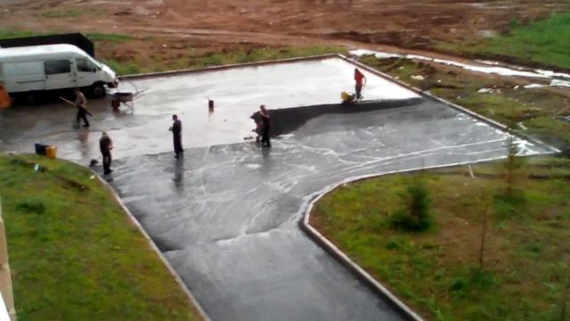 Кладка асвальта под дождем