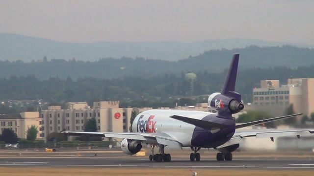 FedEx N303FE MD-10-30 (DC-10) Takeoff Portland Airport (PDX) смотреть онлайн