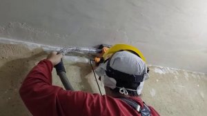 Шлифовка стартовой шпаклевки на потолке.