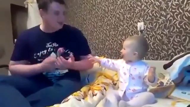Папа красиво поёт, дочка классно танцует! Приколы с детьми смотреть онлайн