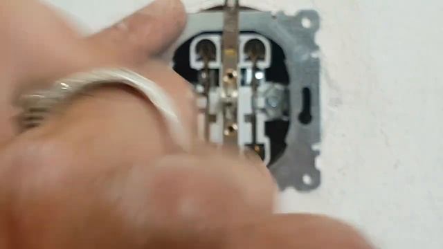 ВЫПАДАЕТ РОЗЕТКА, простой способ закрепить розетку. Как заменить розетку своими руками. смотреть онлайн