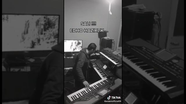 ESKİYA HUKUMDAR OLMAZ JENERİK смотреть онлайн
