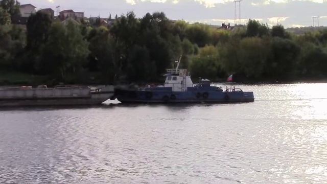 Два состава идут вниз по течению в сторону шлюза на фоне золотистого солнышка!☀️⚓ смотреть онлайн