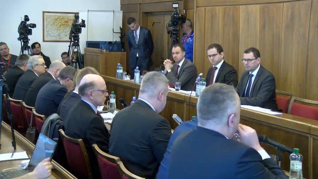 Ústavnoprávny výbor rozhoduje o Ficovej praxi смотреть онлайн