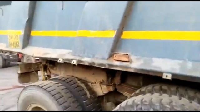 driver gadi ka andar hi phas gaya?? ?sqlite savdhan se drive??? #truck #driver #life ??? смотреть онлайн