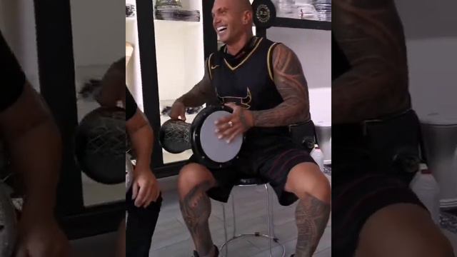 Bodybuilder playing darbuka смотреть онлайн